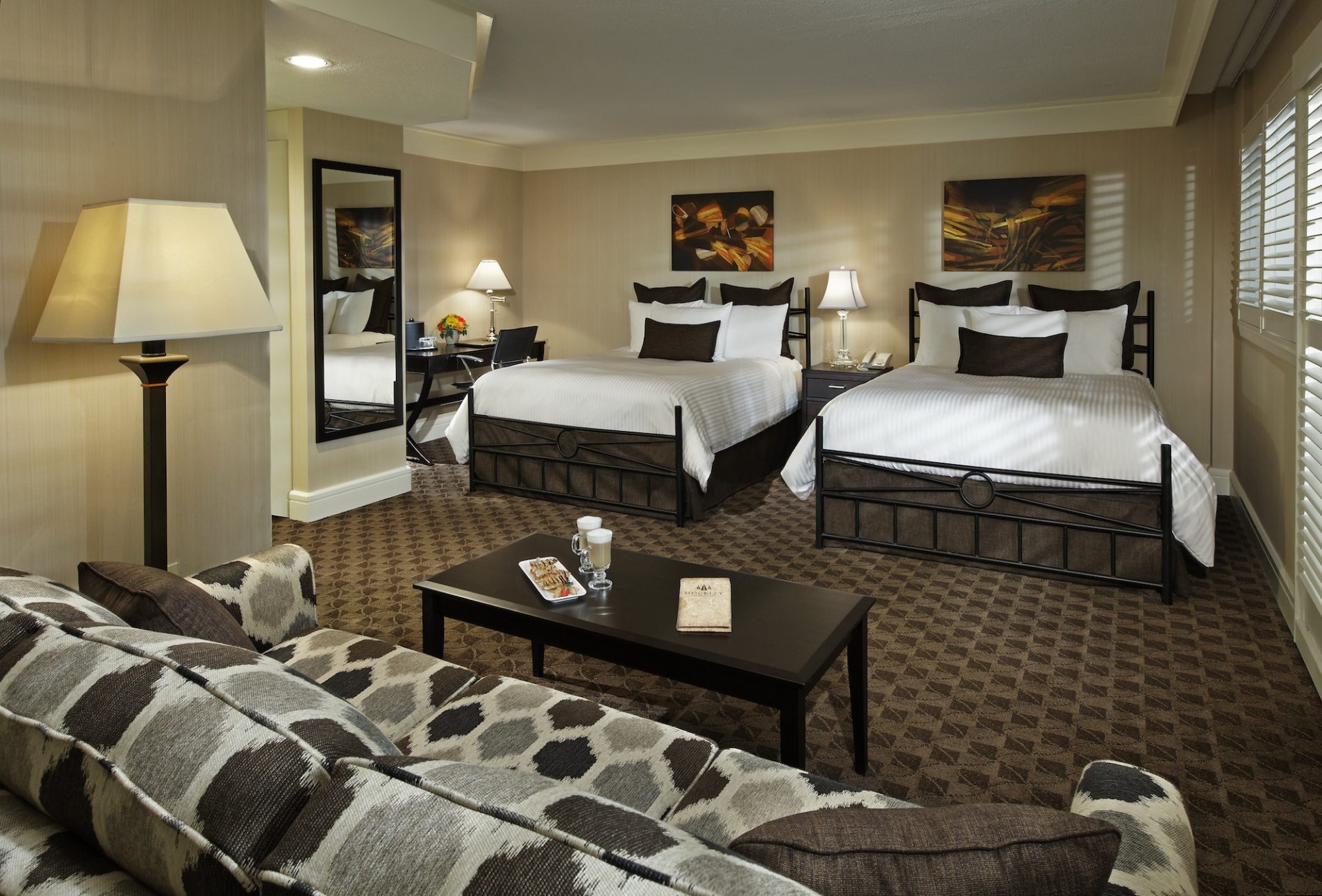 Hockley Valley Resort two queen bed and couch