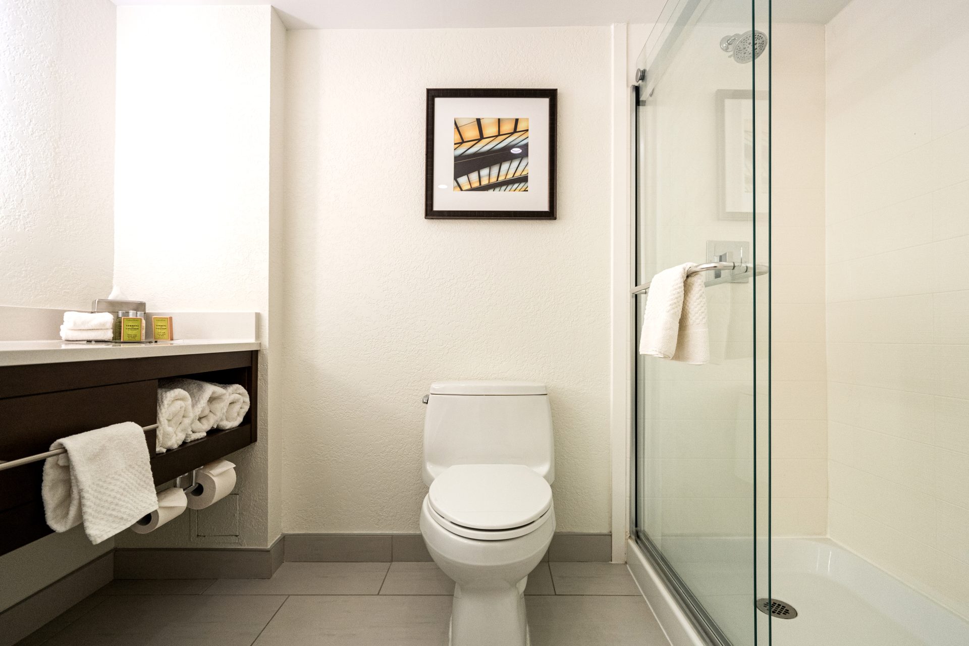 DoubleTree by Hilton Kitchener Washroom