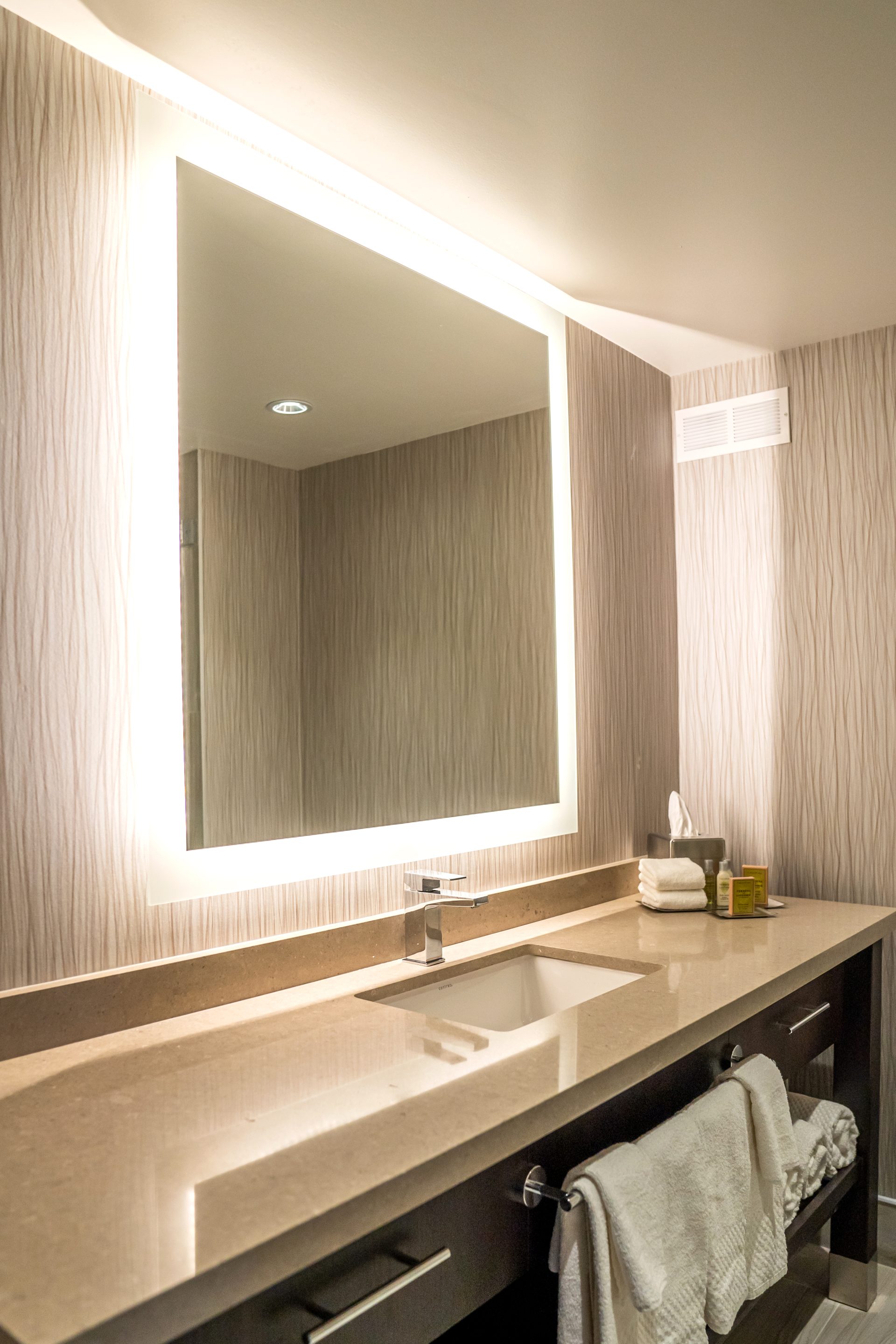 DoubleTree by Hilton Kitchener washroom Vanity