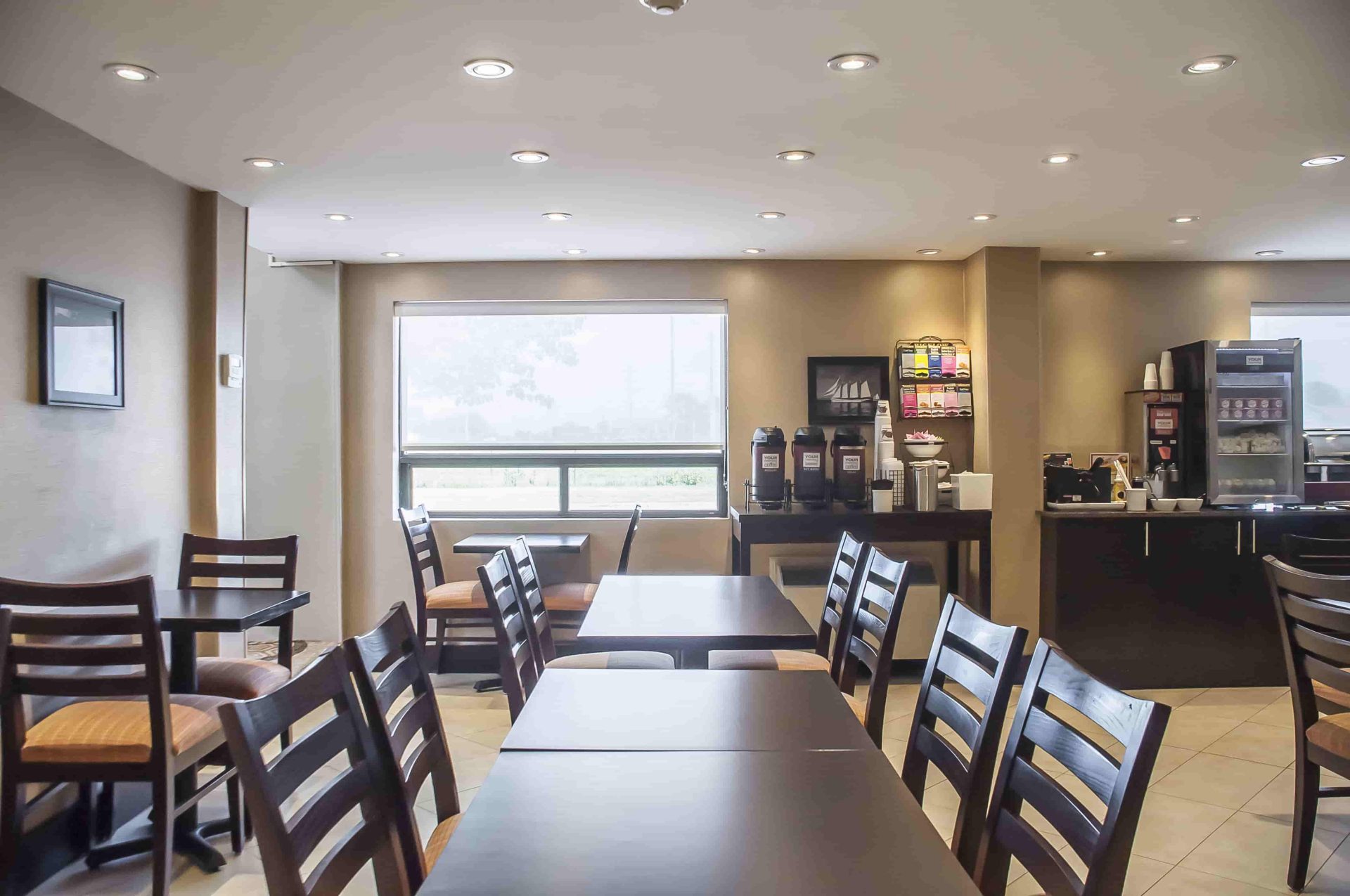 Comfort Inn Fort Erie continental breakfast and cafe seating area