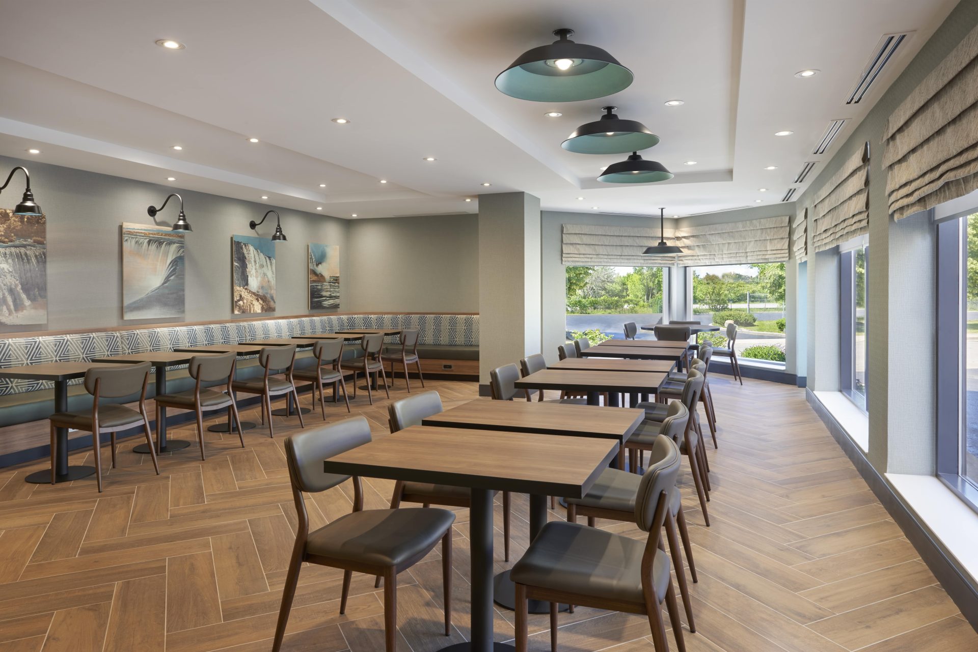 Fairfield Niagara Falls cafe with tables and chairs