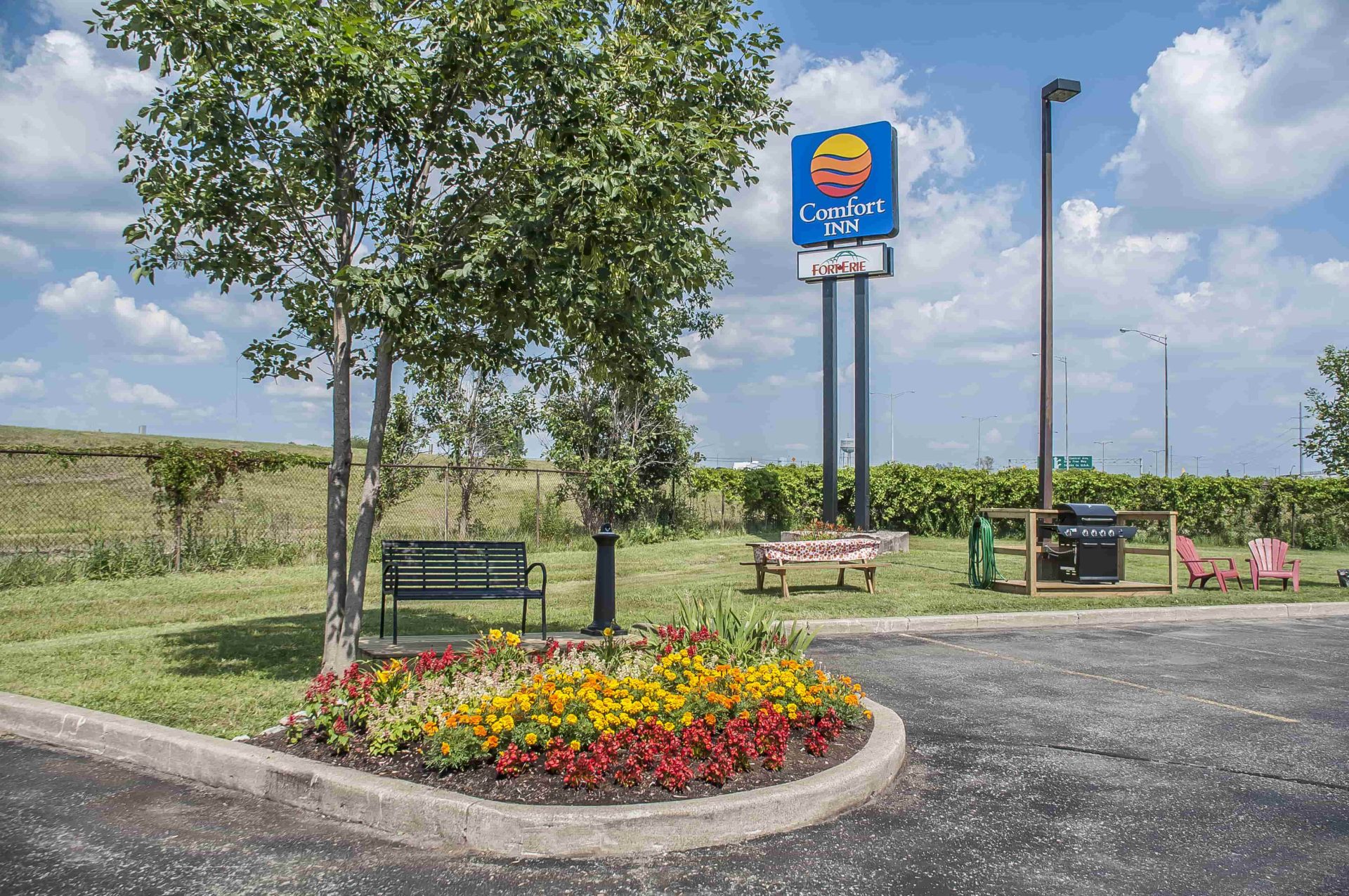 Comfort Inn Fort Erie exterior view with sign and bench