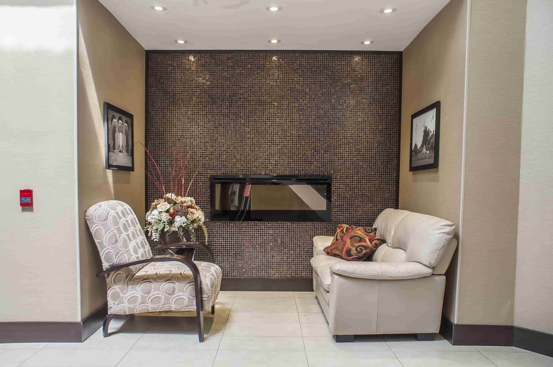 Comfort Inn Fort Erie lounge are with fireplace