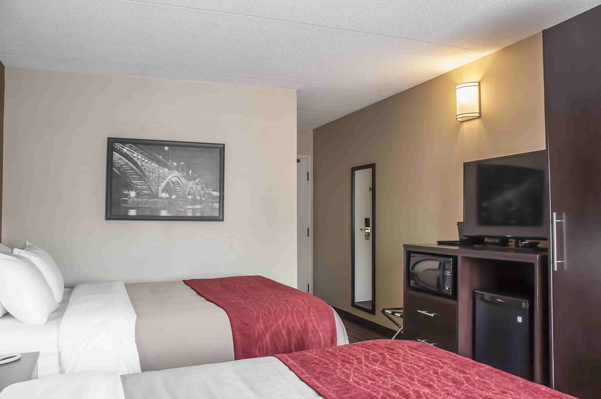 Comfort Inn Fort Erie two twin bed suite with tv, fridge and microwave