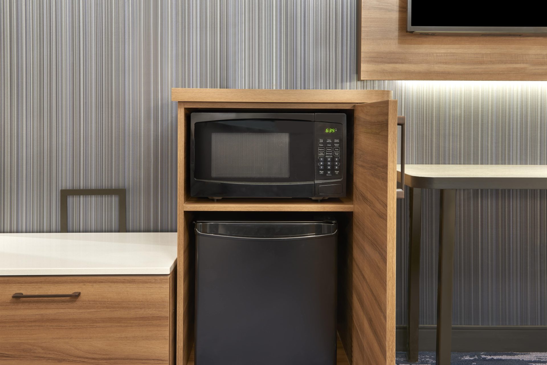 Fairfield Niagara Falls microwave in room