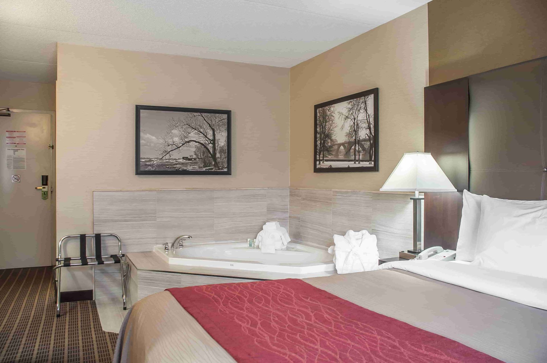 Comfort Inn Fort Erie one queen bed suite with jacuzzi